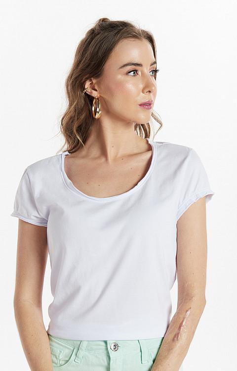 CAMISETA LISA GOLA A FIO DE ALGODÃO SUSTENTÁVEL PREMIUM FEMININA