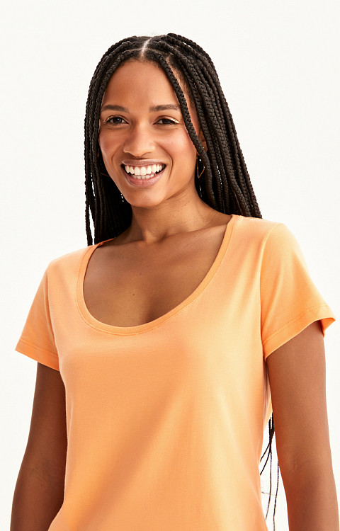 CAMISETA LISA GOLA U DE ALGODÃO NACIONAL FEMININA