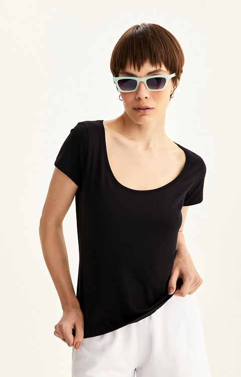 CAMISETA LISA GOLA U DE ALGODÃO NACIONAL FEMININA